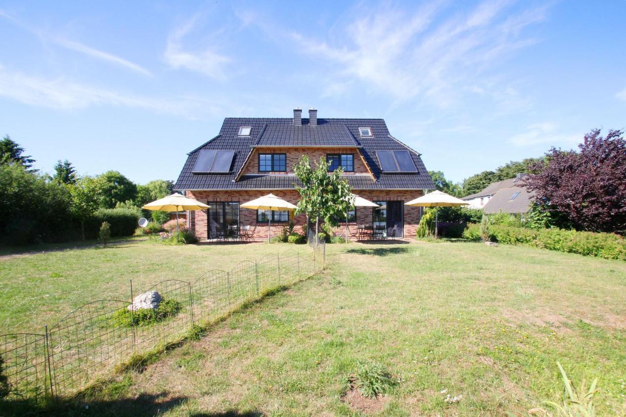 Ostseehaus Lea Doppelhaushaelfte Wiek auf Rügen Exterior foto